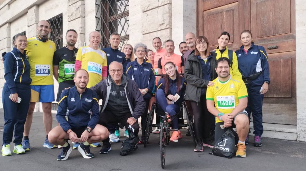AthVaticana's tweet photo. La Preghiera del maratoneta e l'Ave Maria per la pace - secondo le intenzioni di Papa Leone XIV - prima della partenza della CORSA DEI SANTI.
A Piazza Pia, davanti a Palazzo Pio sede dei media vaticani.

#CorsadeiSanti #1novembre #Preghieradelmaratoneta https://t.co/bcz5QmcIHm