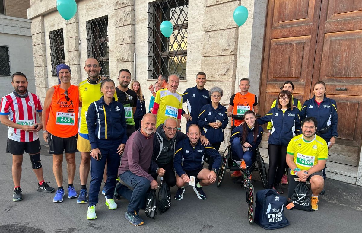 AthVaticana's tweet photo. La Preghiera del maratoneta e l'Ave Maria per la pace - secondo le intenzioni di Papa Leone XIV - prima della partenza della CORSA DEI SANTI.
A Piazza Pia, davanti a Palazzo Pio sede dei media vaticani.

#CorsadeiSanti #1novembre #Preghieradelmaratoneta https://t.co/bcz5QmcIHm