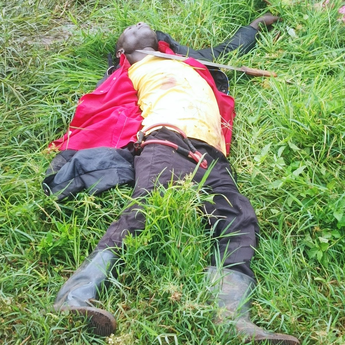 256gad5's tweet photo. Man down in rugendara kasese, why would you think you can fight someone with a gun using a panga??? https://t.co/DqTcQ0eHY8