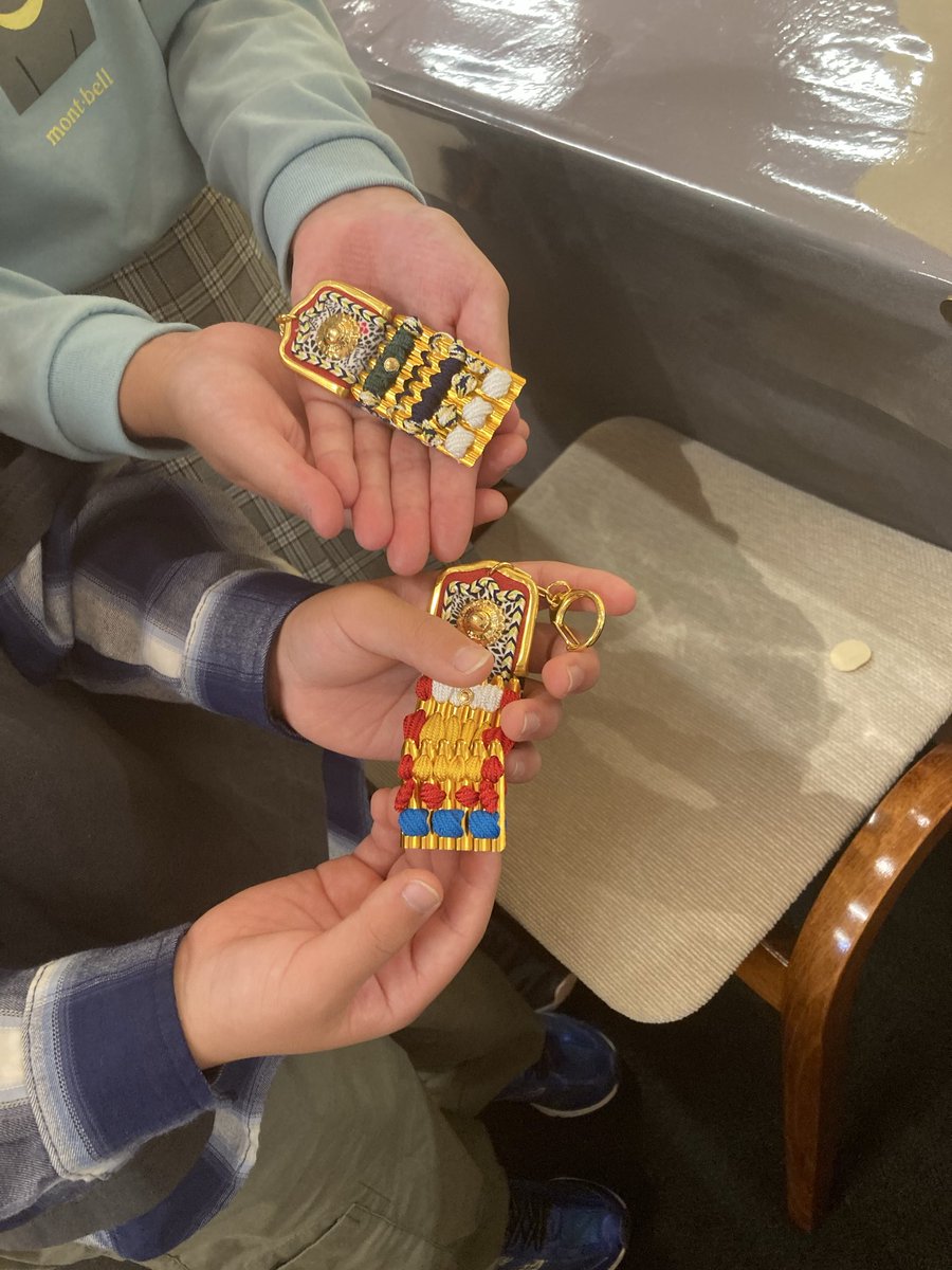 こんにちは！
本日の #伝統工芸青山スクエア では、梅檀の板を使ったオリジナルキーホルダー作りのワークショップを開催🌿
毎時間たくさんの方にご参加いただき、ありがとうございます😊制作には1時間ほど、皆さん集中していてあっという間に時間が過ぎていきます✨

どの作品もとても素敵です！