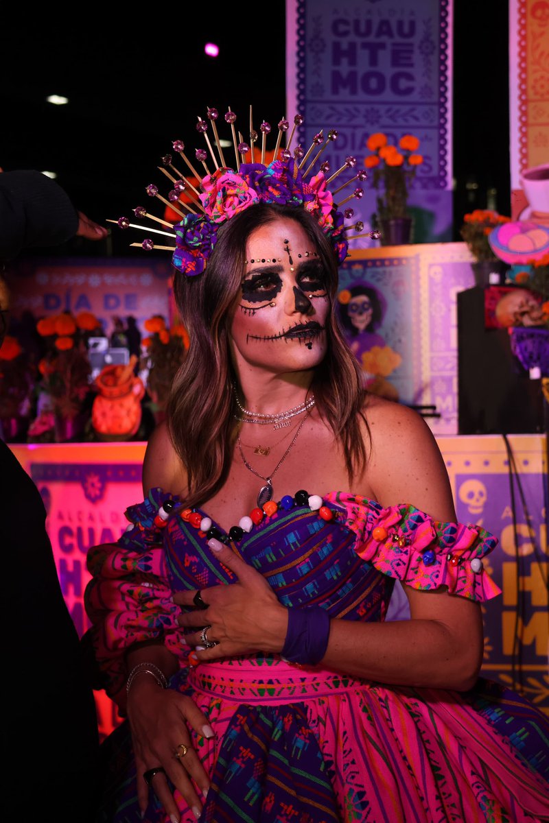 AlessandraRdlv's tweet image. Que este Día de Muertos nos recuerde que no estamos hechos sólo de instantes,
sino de afectos, raíces y nombres que nunca se olvidan.

Hoy honramos a quienes caminaron antes que nosotros. En cada ofrenda vive un recuerdo, en cada vela, una historia que sigue latiendo.…