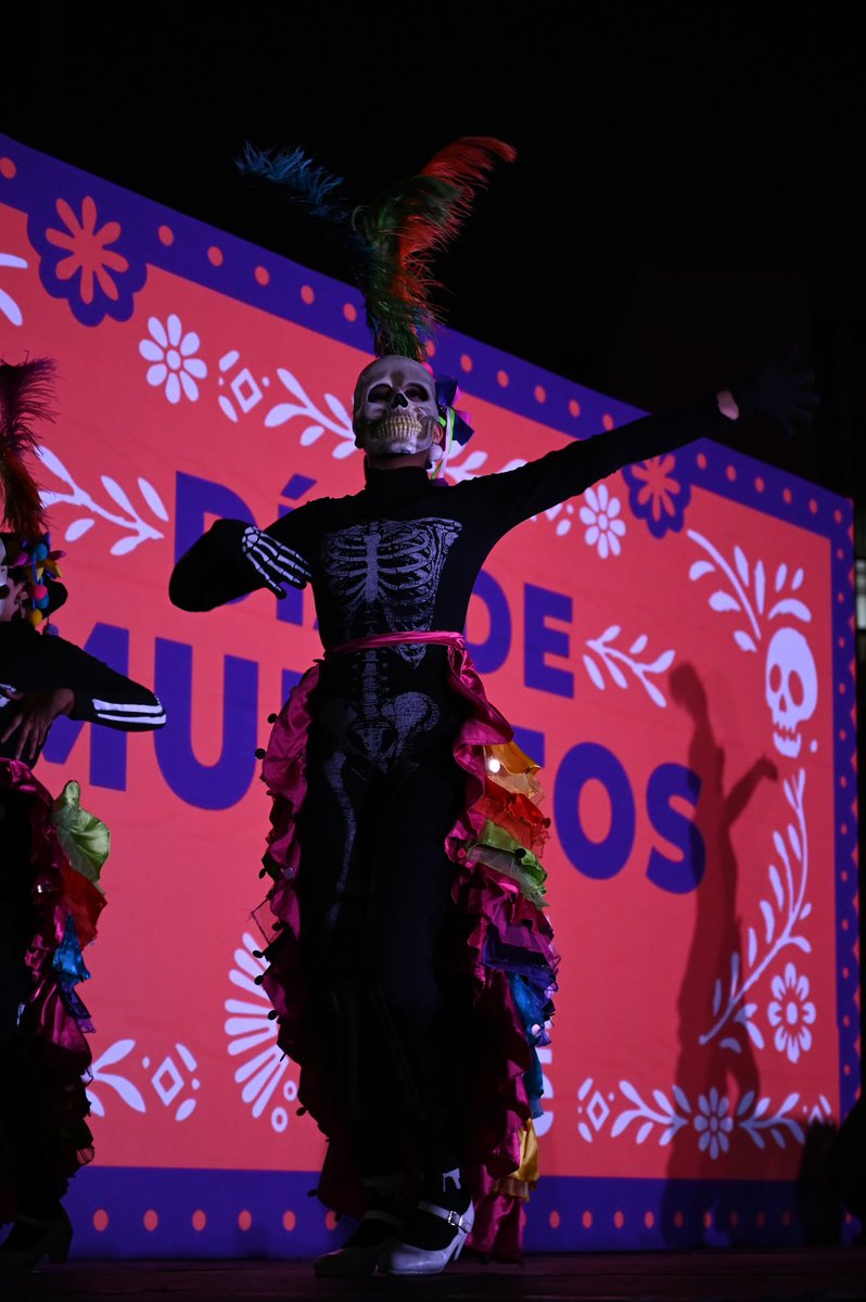 AlessandraRdlv's tweet image. Que este Día de Muertos nos recuerde que no estamos hechos sólo de instantes,
sino de afectos, raíces y nombres que nunca se olvidan.

Hoy honramos a quienes caminaron antes que nosotros. En cada ofrenda vive un recuerdo, en cada vela, una historia que sigue latiendo.…