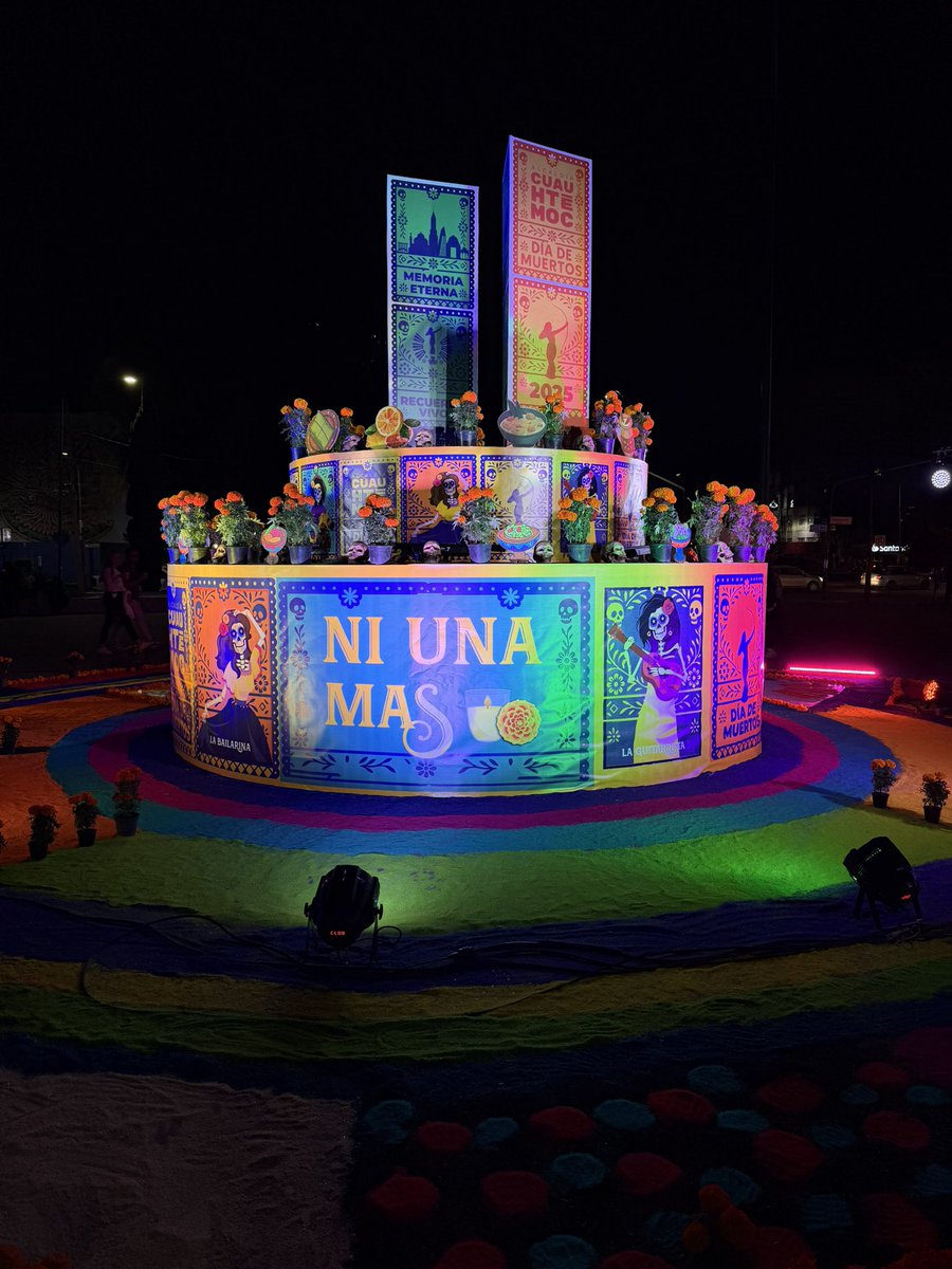 AlessandraRdlv's tweet image. Que este Día de Muertos nos recuerde que no estamos hechos sólo de instantes,
sino de afectos, raíces y nombres que nunca se olvidan.

Hoy honramos a quienes caminaron antes que nosotros. En cada ofrenda vive un recuerdo, en cada vela, una historia que sigue latiendo.…