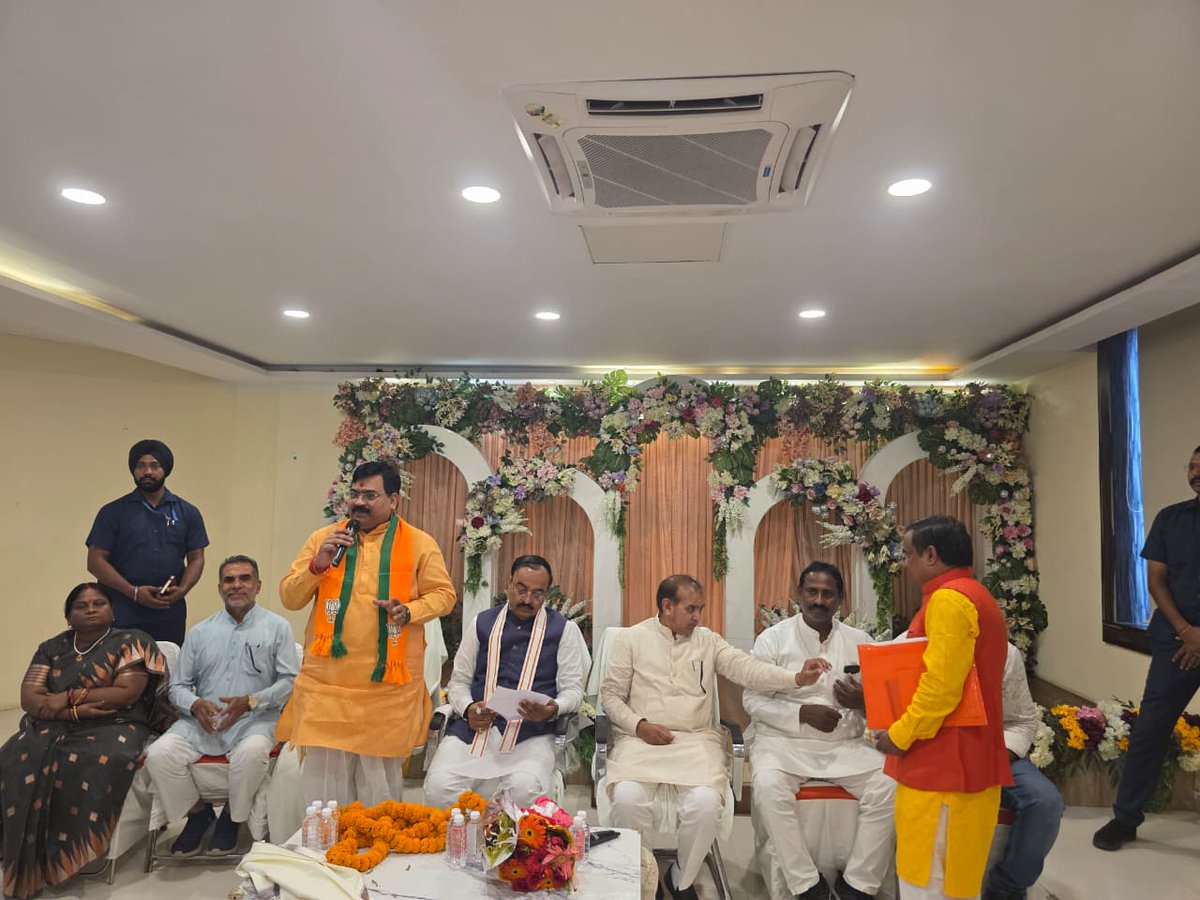 mpsangamlal's tweet photo. होटल अतिथि मुजफ्फरपुर में अनुसूचित मोर्चा के पदाधिकारियों की बैठक में माननीय उपमुख्यमंत्री श्री @kpmaurya1 जी की गरिमामयी उपस्थिति में उपस्थित पदाधिकारियों को संबोधित किया।
बिहार में एक बार फिर एनडीए की सरकार बनने जा रही है।
#ModiNitishForBihar https://t.co/i8FVNyqJHk