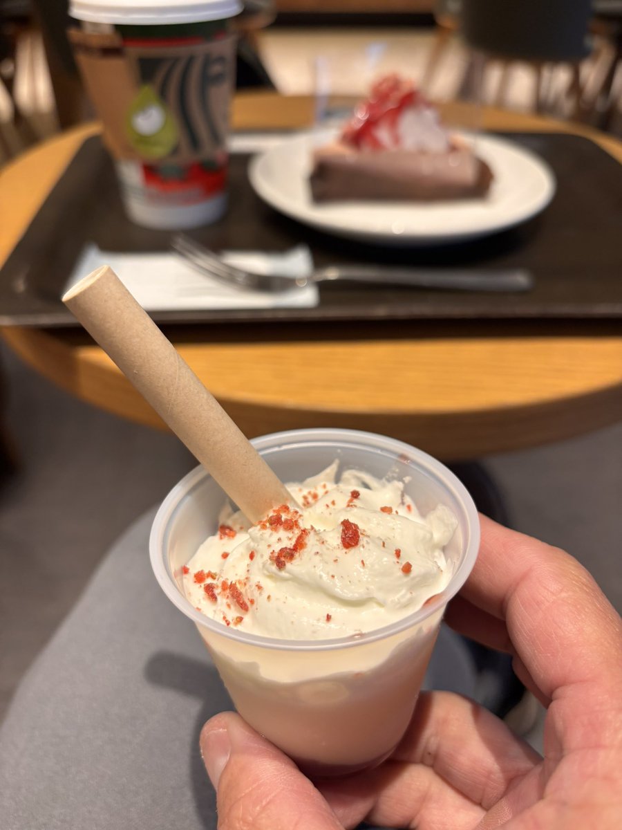 天気悪いけどスタバ☕️
新作フラペチーノの試飲もらえた