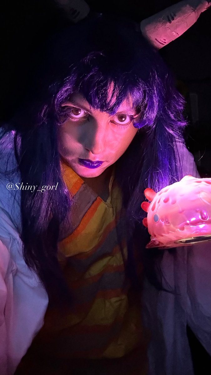 “𝘈𝘯𝘥 𝘵𝘩𝘪𝘴 𝘪𝘴 𝘰𝘶𝘳 𝘭𝘰𝘷𝘦𝘭𝘺 𝘱𝘦𝘵 𝘚𝘔𝘐𝘓𝘌𝘠 ! 𝘗𝘳𝘢𝘪𝘴𝘦 𝘩𝘪𝘮 !!”