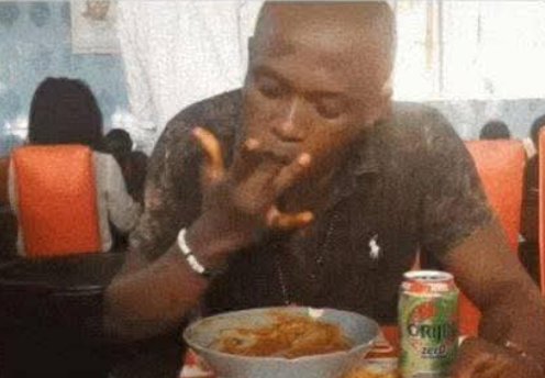 Justice246rogo's tweet photo. da idan kaje gidan masu kudi kyautar turare suke bayarwa Amma yanzu saisu hadoka da kwalin taliya mugaye sungane karatun😂😟😳🤔 https://t.co/zDq0AU1PsG