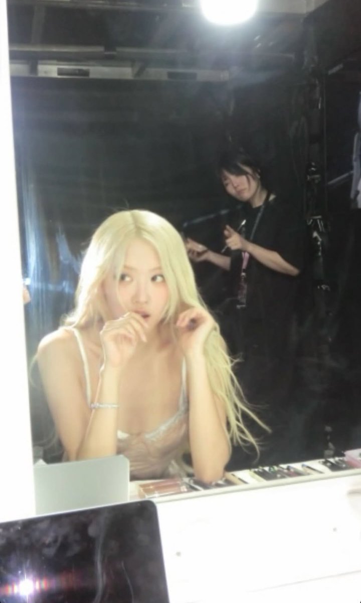ROSÉ DAYS tweet media