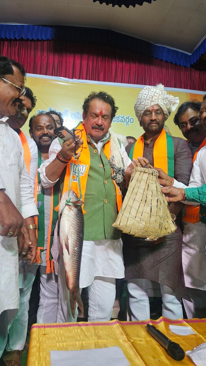 माननीय केंद्रीय राज्य मंत्री प्रो. एस. पी. सिंह बघेल जी ने तेलंगाना राज्य की जुबली हिल्स विधानसभा उपचुनाव में शेखपेट क्षेत्र के गंगापुत्र संगम फिशरीज कम्युनिटी के भाइयों-बहनों को संबोधित किया।

अपने उद्बोधन में माननीय मंत्री जी ने प्रधानमंत्री श्री Narendra Modi  जी की
