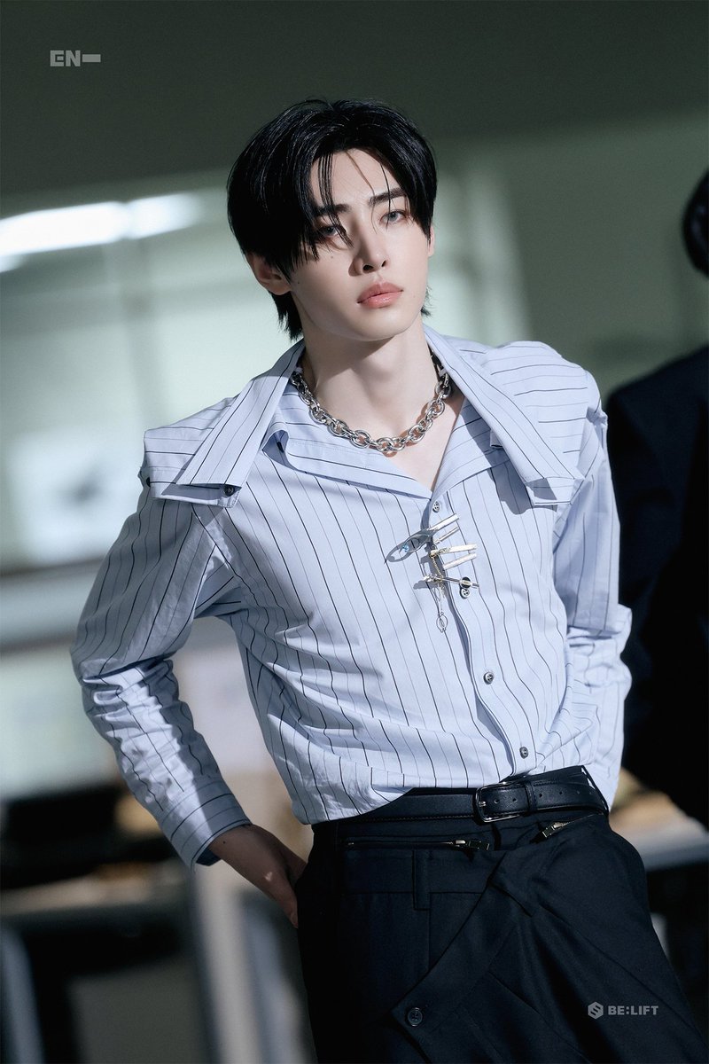 heehoonfeed's tweet photo. not me giggling so bad rn gdksbkajd everyone’s saying heeseung’s keychain looks like sunghoon 😭😭 https://t.co/JvKPRawHTU