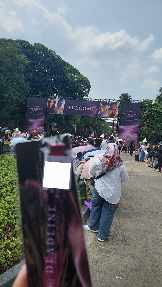 rizkykputri's tweet photo. Yuk aku udah diplaza tenggara depan patung soekarno. Blink seating block b row J 8* 
Nanti aku temenin sampe scan tiket! Calo dsini pada jualnya 5,5😭
Aku jual under itu kok

Wts wtb blackpink https://t.co/IlSpKT2hmO