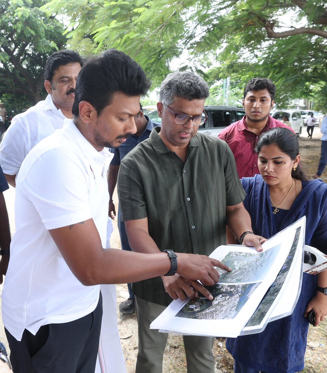 Udhaystalin's tweet photo. சென்னை மற்றும் சுற்றுவட்டாரப் பகுதிகளில் மேற்கொள்ளப்பட்டுள்ள வெள்ளத் தடுப்பு நடவடிக்கைகளை தொடர்ந்து கண்காணித்து வருகிறோம்.

ராஜீவ் காந்தி நெடுஞ்சாலை அருகே  ஒக்கியம் மடுவின் வலது கரை சீரமைப்புப் பணிகளை ஆய்வு செய்தோம்.

பருவமழை காலம் முழுவதும் பொதுமக்களுக்கு எவ்வித பாதிப்பும் ஏற்படாத வகையில் பணிகள் நடைபெற்று வருகிறது.