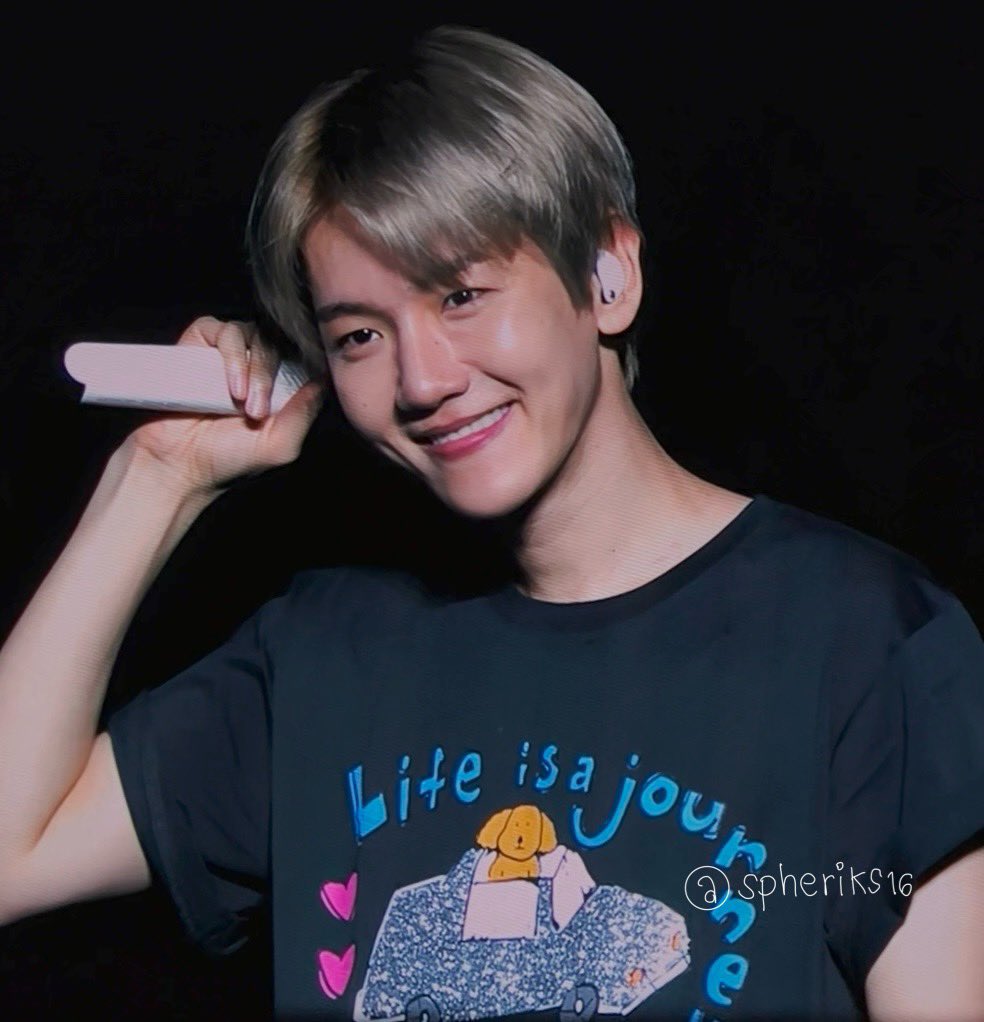 แบคบอกว่าวันนี้ให้ลืมความเศร้าไป แล้วมาสนุกกับคอนเสิร์ต ㅠㅠㅠㅠㅠㅠㅠㅠㅠ โอเควันนี้เรามามีความสุขกันเถอะ😍✨