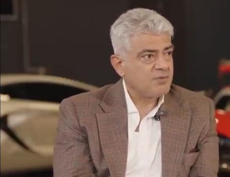 idumbaikarthi's tweet image. பொறுப்புள்ள மனிதராகவும், நல்ல திரைக்கலைஞராகவும் பேசியிருக்கிறார் நடிகர் அஜித்குமார்.

நடிகர்களை நடிகர்களாகப் பாருங்கள். அதனினும், உங்கள் குடும்பத்தை முதலில் பாருங்கள் என்று பேசி வருகிறார் அவர்.

&quot;விஜய் வாழ்க! அஜித் வாழ்கன்னு சொல்றீங்க! நீங்க எப்ப வாழப் போறீங்க?&quot; எனக் கேட்டார்.…