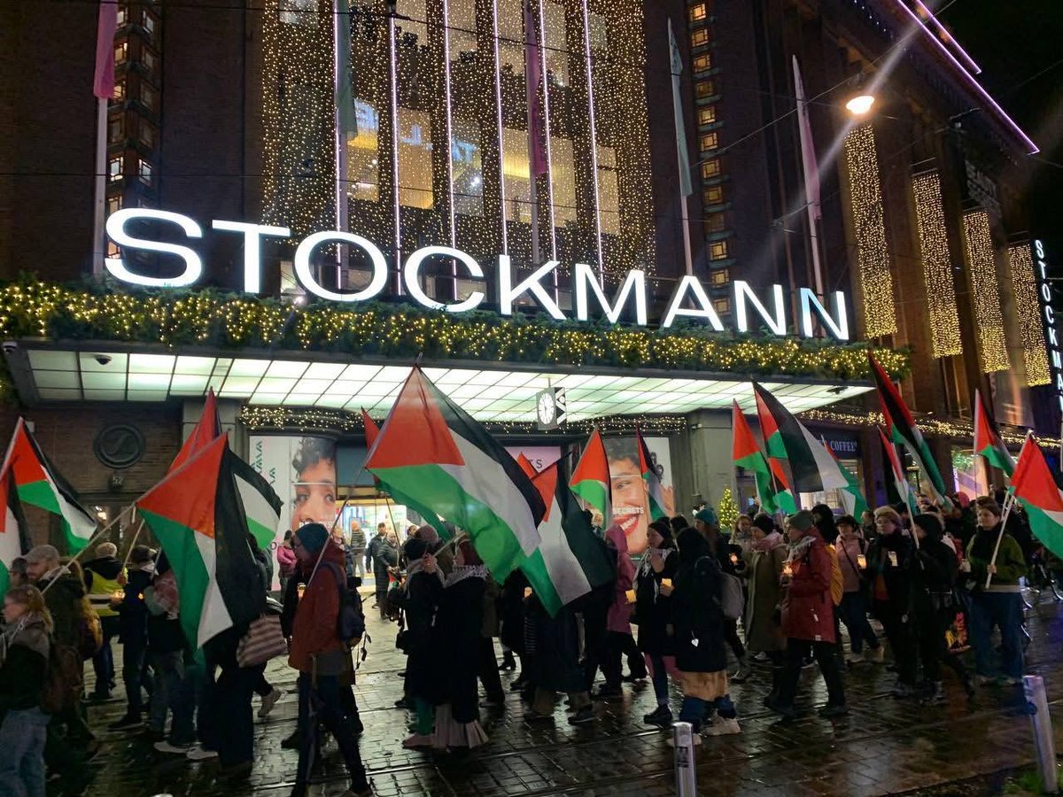 ”Eläköön aseellinen vastarinta”- banderollia kantava nainen on meidän median aivopesun vaarallista hedelmää. Kiitos <a href="/hsfi/">Helsingin Sanomat</a> ja <a href="/yleuutiset/">Yle Uutiset</a>

Tämä siis samaan aikaan kun Päivi ja Juhana ovat korkeimmassa oikeudessa. Moraalinen kompassi on rikki.