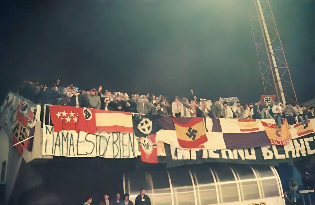 91/92 Deportivo - Real Madrid.

Imagen del graderío visitante con la hinchada madridista desplazada a La Coruña.