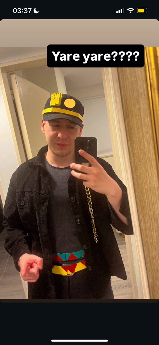 El cosplay es Jotaro con sibo