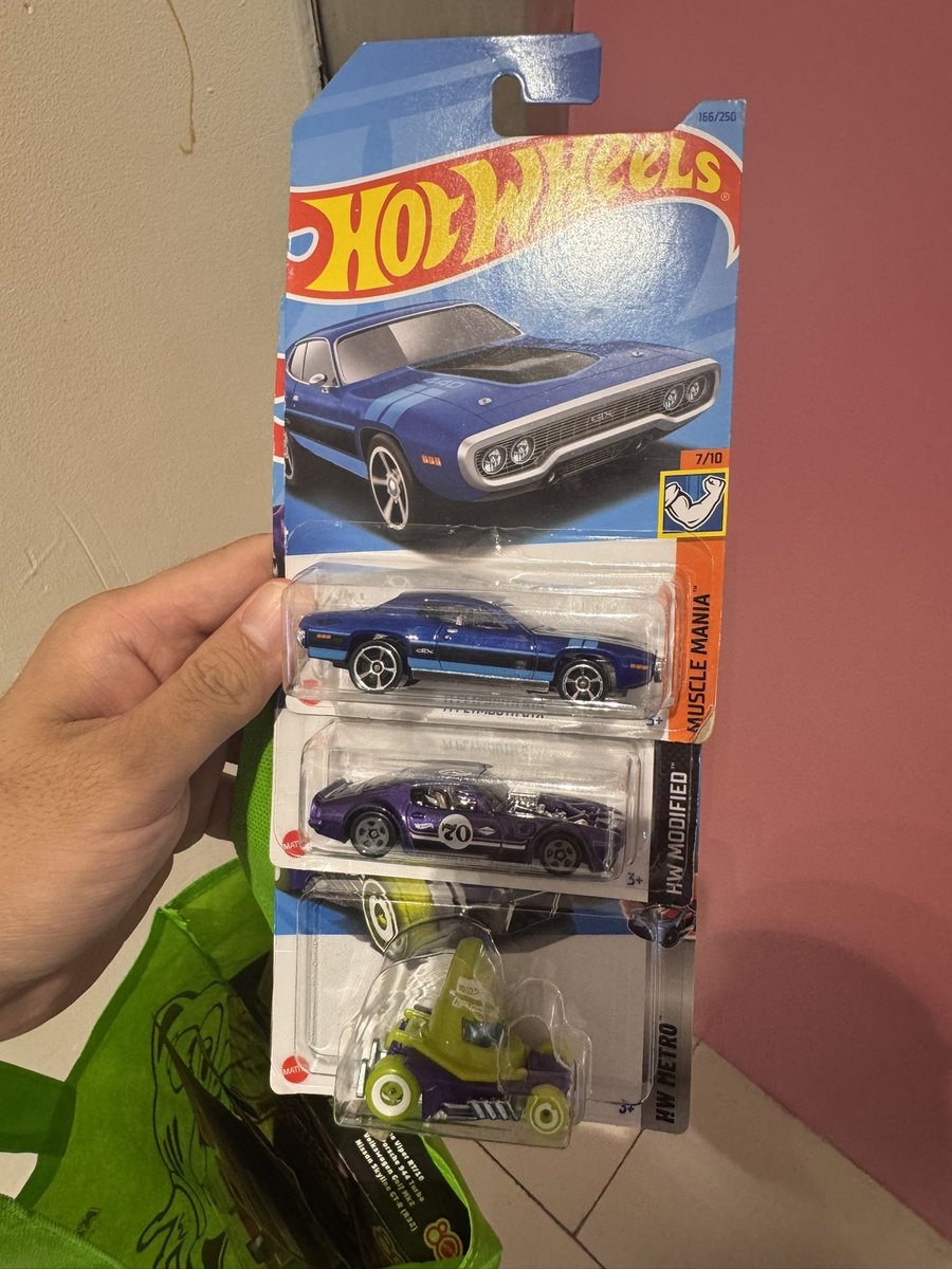 sw_diecast_cars's tweet photo. 弟がトランポをハントしている裏で、兄はと言うと、、、😏
#HotWheels
#ホットウィール
#HotWheelsIndonesia https://t.co/zukv0ixRVW