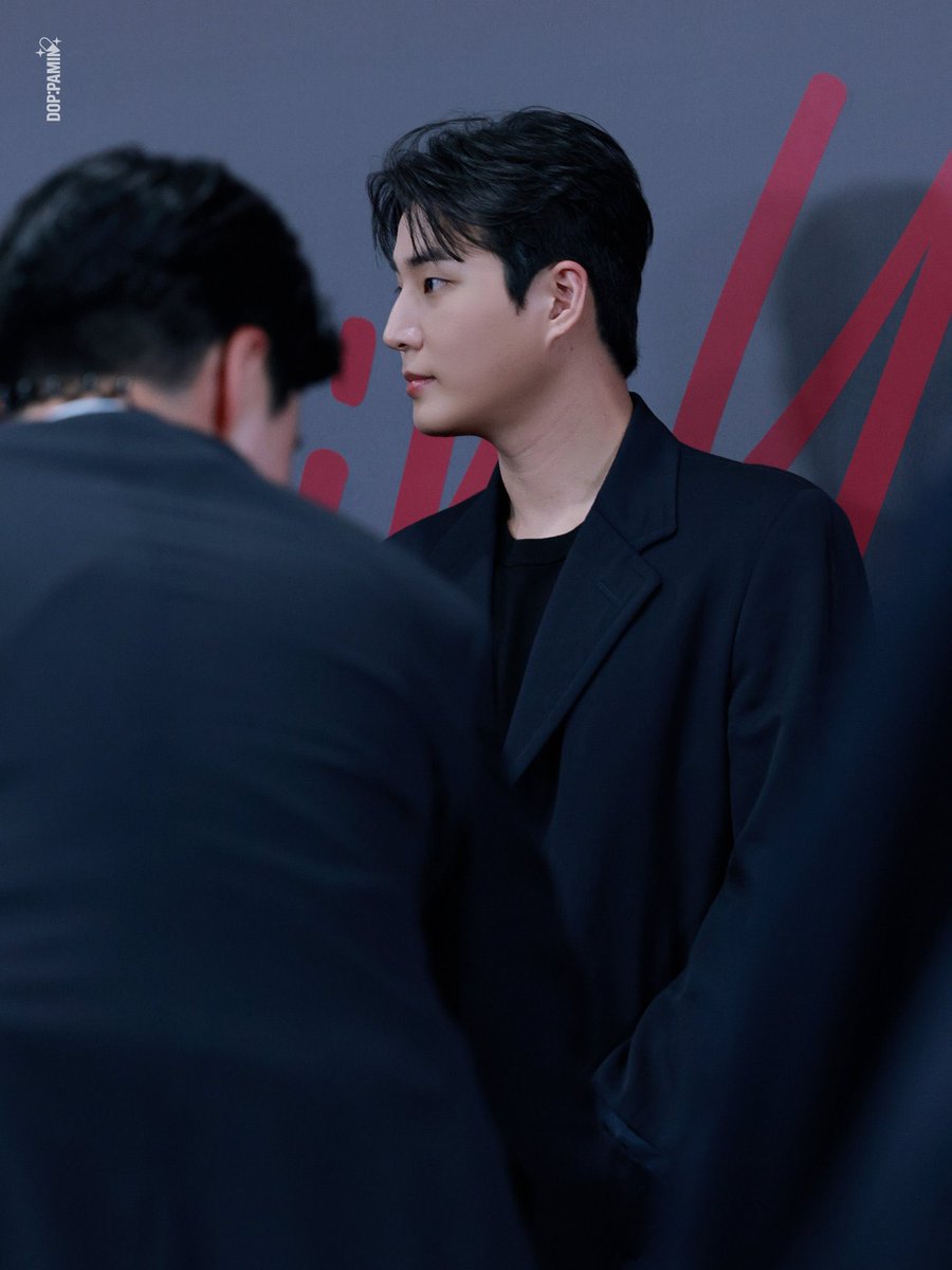 너무나도 정치물 말아먹고 싶어지는 비주얼
박후보님 뒤에서 그림자처럼 
따라댕기는 강비서 < 대외적으로는 캠프 대변인
박후보 대선 캠프는 강영연으로 인해 
돌아간다... 이거
구라 아니고 찐일듯