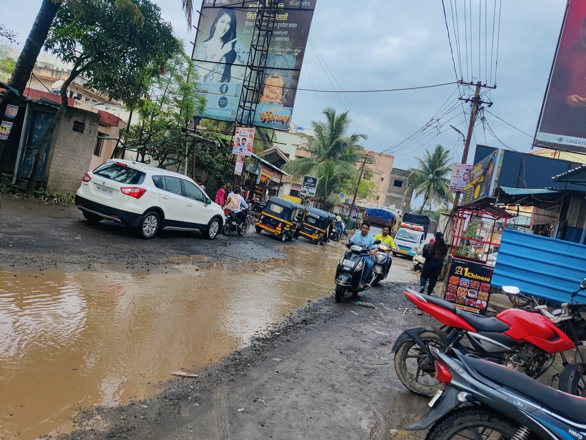 96prasad's tweet photo. @PMCPune 
@CMOMaharashtra 
@MahaDGIPR
@Dev_Fadnavis 
@AjitPawarSpeaks 
@mieknathshinde 
आम्ही प्रत्यक्ष आणि अप्रत्यक्ष कर भरतो, घरपट्टी पाणीपट्टी भरतो, रोड टॅक्स वेगळा भरतो ते अशा रस्त्यांसाठी का? फुरसुंगी-हडपसर रस्त्याला वाली कोण?
#Pune 
#pmc 
#potholes 
#Maharashtra https://t.co/FvOrryPeh7
