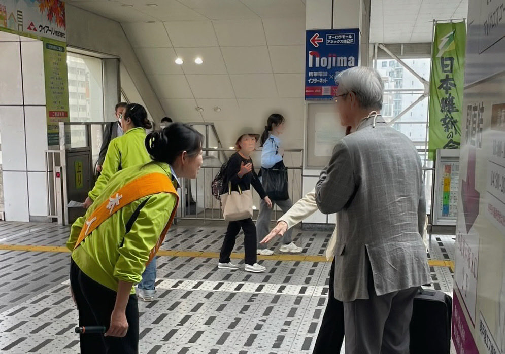 KUSAKAKUNIE's tweet photo. レポート配布@東戸塚駅
本日も多くのお受け取りとお声がけありがとうございました！
#久坂くにえ
#日本維新の会
#衆議院神奈川県第5選挙区
#戸塚区
#泉区

物価高すぎのご意見も複数頂き
#ガソリン暫定税率廃止　のお話しもさせて頂きました。
マイク握っていても、話しかけてください、お待ちしています