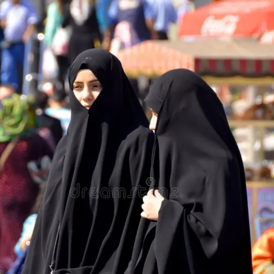 Halloween c'était hier soir.
Vous pouvez ôter vos déguisements.
Merci.