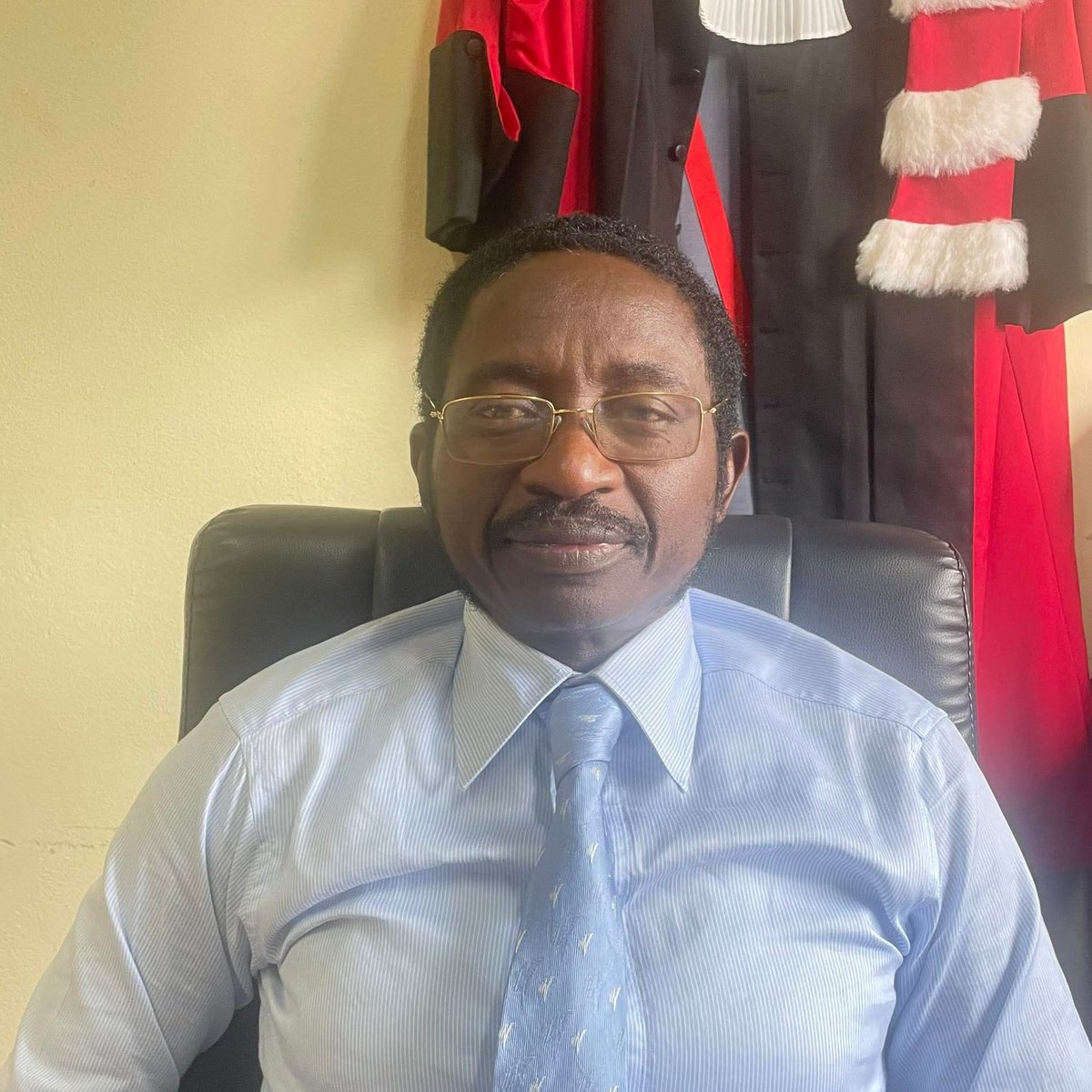 FloreMboussi's tweet image. Ceux qui ne se sentent pas concernés par le changement peuvent continuer leur chemin.
Mais qu’ils ne tentent pas de décourager celles et ceux qui se battent pour la justice, la dignité et la liberté.

#FreeCameroon