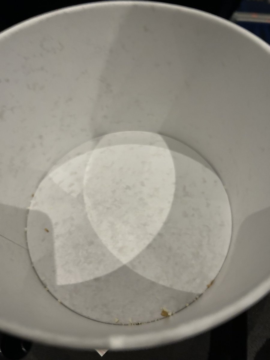 toripusu1's tweet image. 映画始まってないのにポップコーンなくて鬱