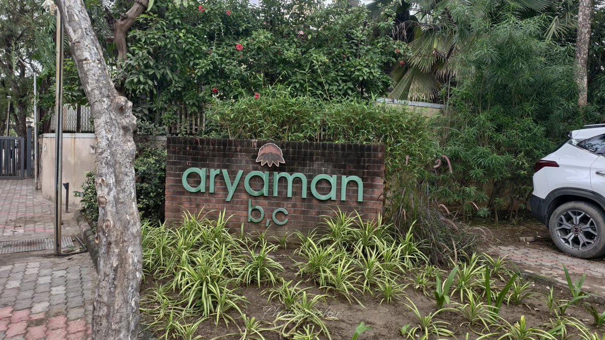 રાજ્યના સૌથી મોટા આર્થિક પાટનગર અમદાવાદના પોશ ગણાતા શીલજ વિસ્તારમાં બંગલામાં લૂંટારૂઓ ત્રાટક્યા. કરોડો રૂપિયાની કિંમતના બંગલા અને સિક્યુરિટી હોવા છતાં પણ લૂંટનો બનાવ #Safecity #Ahmedabad <a href="/AhmedabadPolice/">Ahmedabad Police અમદાવાદ પોલીસ</a> <a href="/dgpgujarat/">DGP Gujarat</a> <a href="/GujaratPolice/">Gujarat Police</a> <a href="/CMOGuj/">CMO Gujarat</a> <a href="/sanghaviharsh/">Harsh Sanghavi</a> <a href="/PMOIndia/">PMO India</a> <a href="/Divya_Bhaskar/">Divya Bhaskar</a>