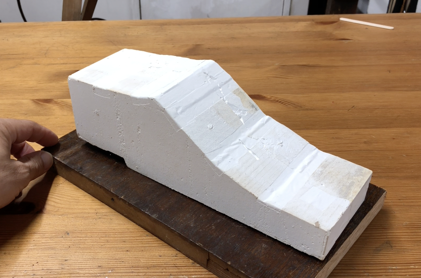 KUROKIO's tweet photo. 石膏だけで作った木型で靴作りができるのか実験しました。石膏だけでは割れてしまいましたが、　布と革と紙で補強をすると、メジャーリングシューズのように履き口が指の付け根よりつま先側にある靴を作ることができました。 https://t.co/fhfeYAOyrX