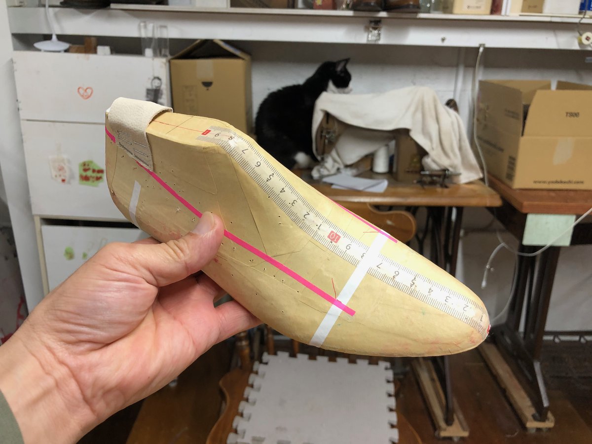 KUROKIO's tweet photo. 石膏だけで作った木型で靴作りができるのか実験しました。石膏だけでは割れてしまいましたが、　布と革と紙で補強をすると、メジャーリングシューズのように履き口が指の付け根よりつま先側にある靴を作ることができました。 https://t.co/fhfeYAOyrX