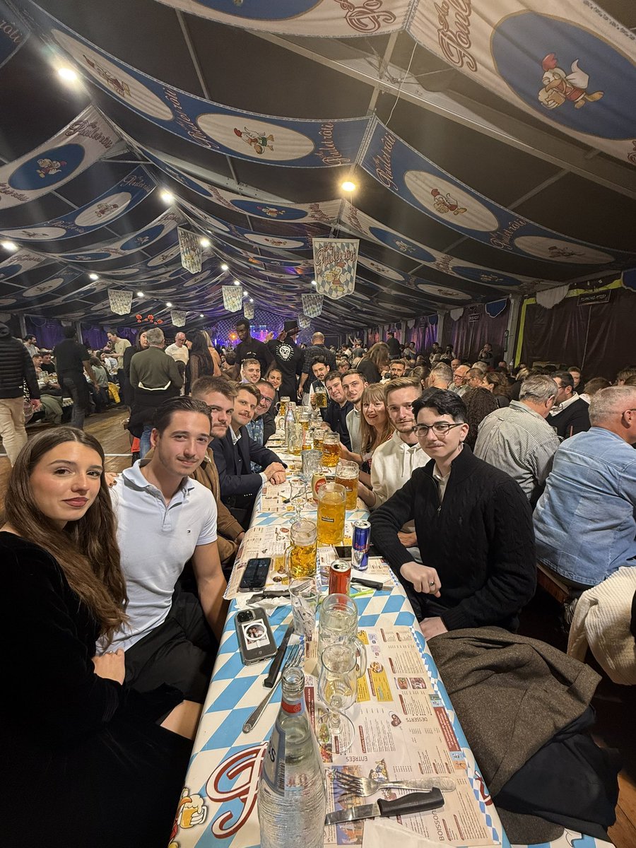 🍻 Très belle soirée passée à la fête de la bière de #Metz avec notre candidat pour #Metz <a href="/etienne_anstett/">Etienne Anstett</a> entouré des militants du <a href="/RNMoselle/">Rassemblement National - Moselle</a> et <a href="/RnjMoselle/">RNJ Moselle</a>. 
L'incontournable fête de la bière et de la choucroute dans une ambiance conviviale et chaleureuse se termine ce dimanche