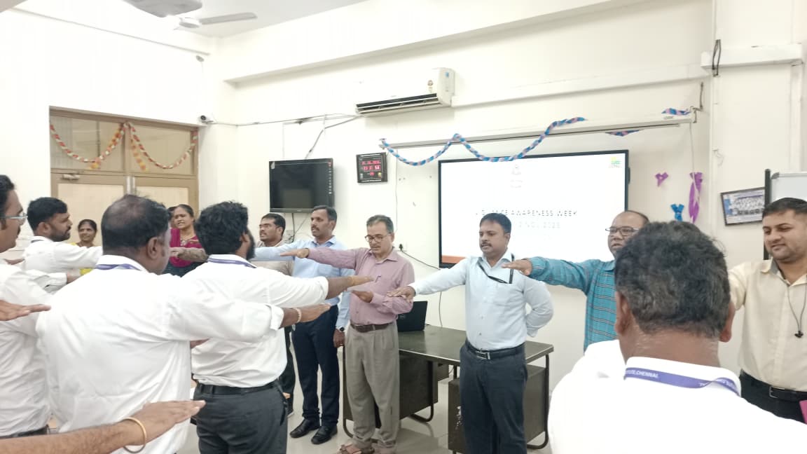 DGFASLI1's tweet photo. As part of Vigilance Awareness Week 2025, the Integrity Pledge was administered at RLI Chennai on 27.10.2025. Officers, staff & DIS students participated, reaffirming their commitment to integrity & transparency at work.
#VigilanceAwarenessWeek #IntegrityPledge #RLIChennai https://t.co/LueYkMIvaE
