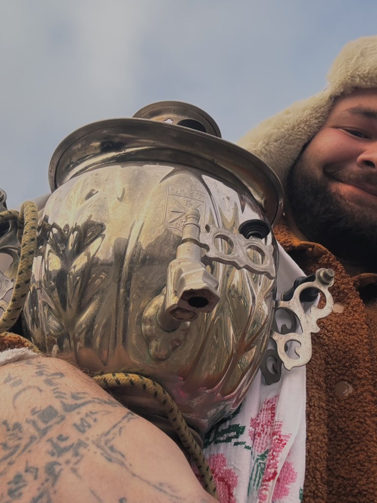 Буду сегодня всех чаем и баранками угощать