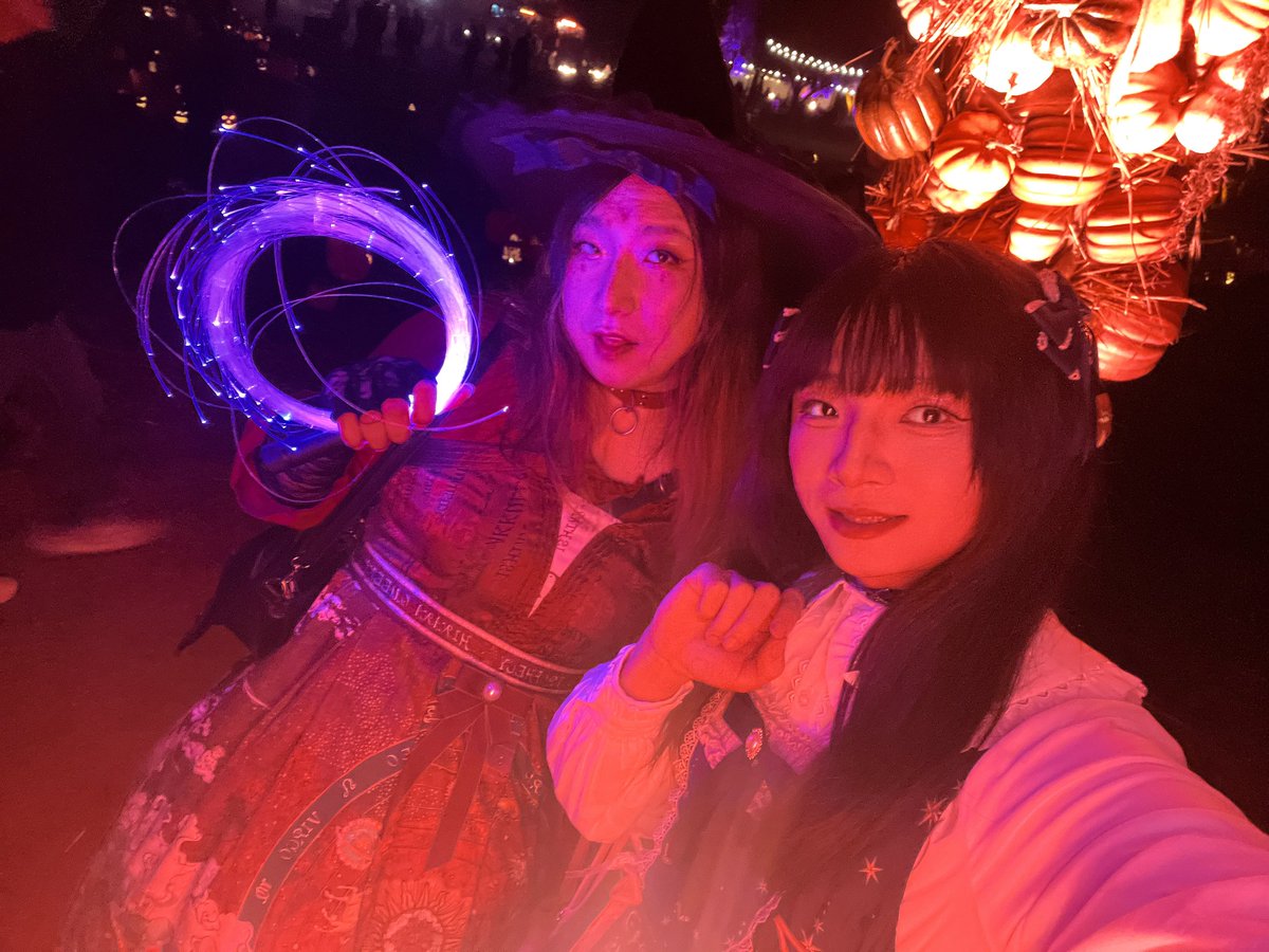 VinaStarie's tweet photo. <打光一定要阴间才符合万圣节>
和Uzuki去参加Nightfall at Filoli了!终于是合格的湾区Lolita了!
穿得Hinana Queena的星预言,依旧能打~
又冷又饿,简直想原地开始卖火柴。景色其实挺好的就是我实在太磨叽了,超晚才出门。以后老老实实选周末场,大家都活得舒服一点...
#EGL
#Halloween
#Filoli https://t.co/EOhITiP0YJ