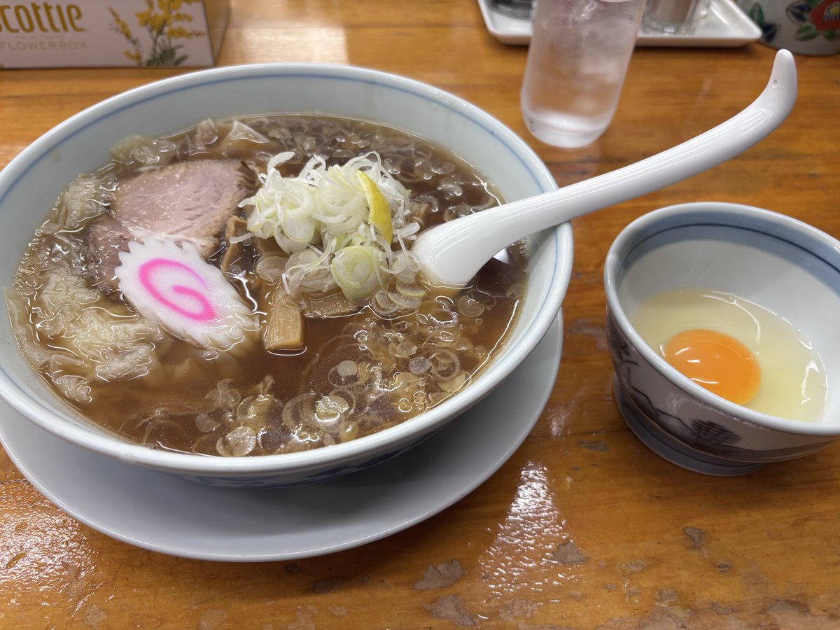 dell163's tweet photo. 梅ヶ丘の #勝や 半々というのが正解な半麺とワンタン。難しい　笑　美味い‼️ https://t.co/glzfgARmBi