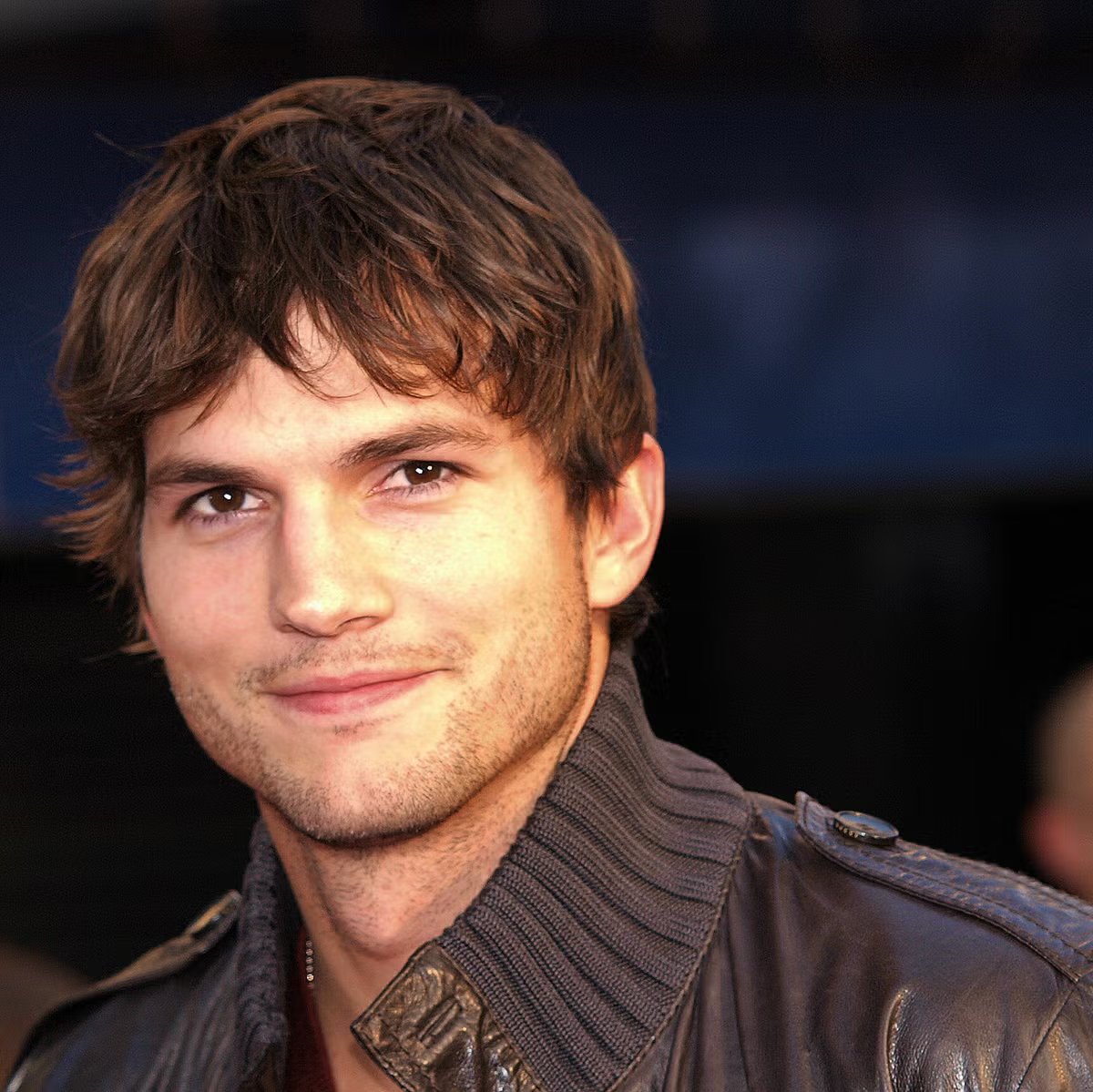 IntroLemon's tweet photo. please watch movies with ashton kutcher in them and stream maroon 5. i'm watching you... he's watching too... https://t.co/YxMTdcnXi3