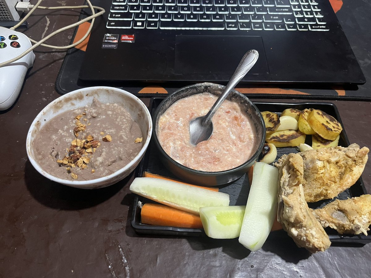 Thanks to almighty 🫶 for the food.

Today's lunch 🍽️ 

- Chicken breast🐔  
- Oats 🥣 
- Cucumber 🥒 
-Potato (50 grams)
- Carrots 🥕 
- homemade 🍅 sauce 

01 November 2025 

#AnimalBased #Diet #Bodybuilding #Lean #breakfast #carnivore #CarnivoreDiet