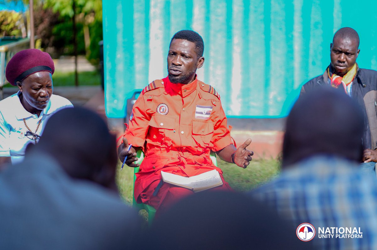 brucenahabwe1's tweet image. The president @HEBobiwine having a word of encouragement with our Acholi sub region coordinators and candidates before setting off for Pader and Agago districts for his campaign trail
#ANewUgandaNow