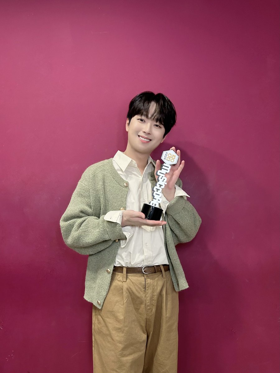naun70053's tweet photo. 오늘은왠지 기분이좋아 생일날 음중1위 해냈어
#오늘생일_이찬원_1위해또
#오늘은왠지1stWin
#찬원아_음중1위_축하해 https://t.co/Kt9NHW7o4o