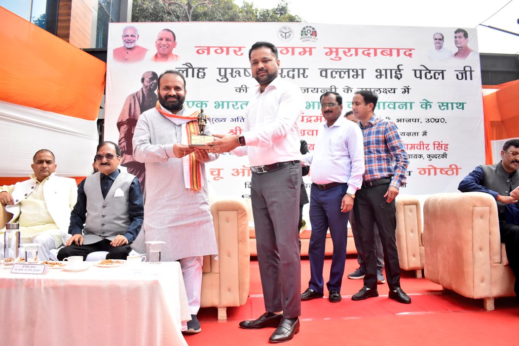 cmbjpup's tweet image. लौह पुरुष सरदार वल्लभभाई पटेल जी की 150वीं जयंती पर “स्टैचू ऑफ यूनिटी” प्रतिमा का अनावरण 🇮🇳

एक भारत – श्रेष्ठ भारत की भावना को सशक्त करने वाला प्रेरणादायक अवसर।

सरदार पटेल जी के एकता, दृढ़ नेतृत्व व राष्ट्रसमर्पण को नमन 🙏
 #RunForUnity #RashtriyaEktaDiwa #एकभारत_श्रेष्ठभारत 🇮🇳