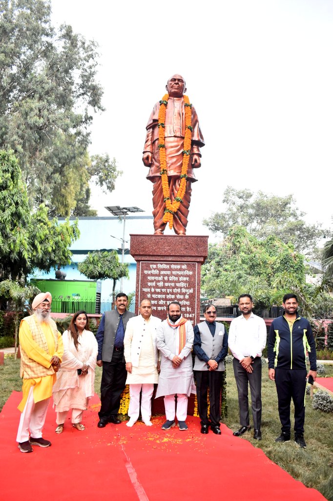 cmbjpup's tweet image. लौह पुरुष सरदार वल्लभभाई पटेल जी की 150वीं जयंती पर “स्टैचू ऑफ यूनिटी” प्रतिमा का अनावरण 🇮🇳

एक भारत – श्रेष्ठ भारत की भावना को सशक्त करने वाला प्रेरणादायक अवसर।

सरदार पटेल जी के एकता, दृढ़ नेतृत्व व राष्ट्रसमर्पण को नमन 🙏
 #RunForUnity #RashtriyaEktaDiwa #एकभारत_श्रेष्ठभारत 🇮🇳