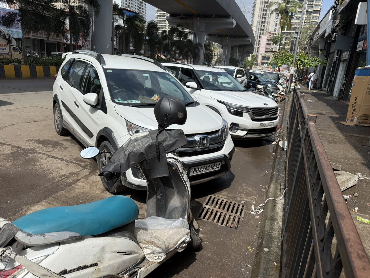 isinghraj's tweet photo. @MTPHereToHelp 
Why only my vehicle is fined, wht was the obstruction caused? Pls explain?

Total discrimination and lop sided fines caused to residents without logic.

There is a tempo stranded on the road, which is left without fine. Arbitrary fines

Condemn such fines https://t.co/RNjVo4nxZc