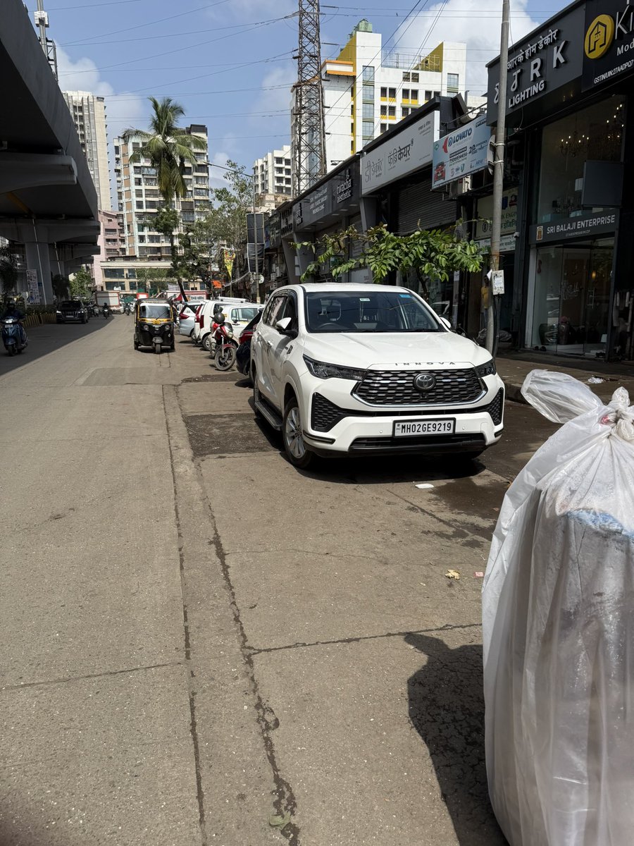 isinghraj's tweet photo. @MTPHereToHelp 
Why only my vehicle is fined, wht was the obstruction caused? Pls explain?

Total discrimination and lop sided fines caused to residents without logic.

There is a tempo stranded on the road, which is left without fine. Arbitrary fines

Condemn such fines https://t.co/RNjVo4nxZc