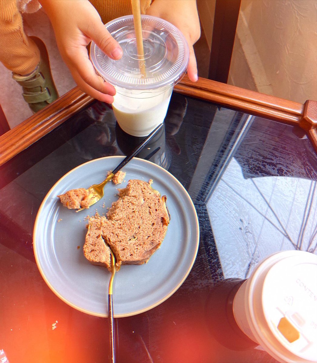 もう11月。
この季節になると毎年のように香りに引き寄せられる金木犀。
秋を吸い込むように歩く。
ママ友がSNSを見て第一声
「紗由理さんの写真がない！」とつっこんでいただき久々更新！
(スクロールしないと出てこないため)
これもまた自分の写真ではないけど笑
私はそれなりに元気に過ごしてます。