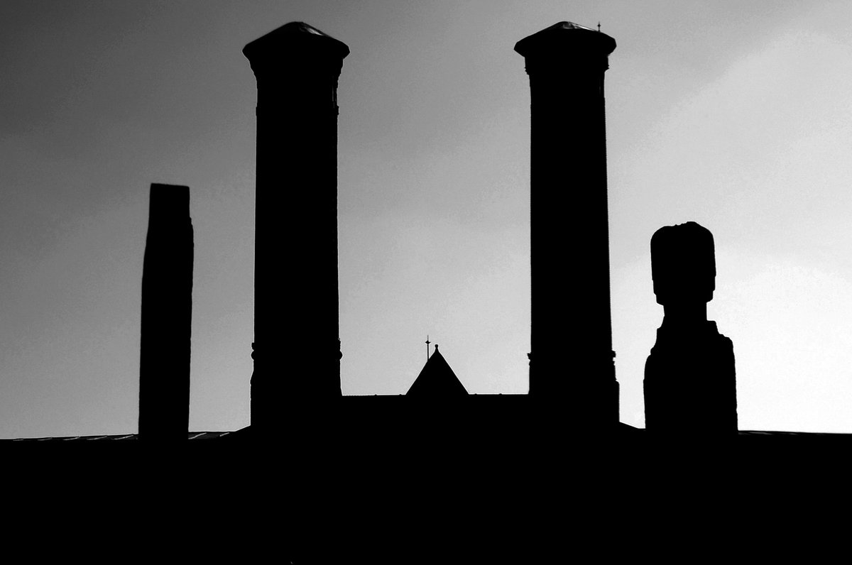 Bedahşan şehrinde yaşayan Gülperi, gönlünü verdiği Âşık Sümmanî’ye,
Erzurumlu bir Osmanlı askerinin aracılığıyla bir nâme gönderir.
Mektubunda, sevdanın yangınıyla yazılmış şu cümle yer alır:
-Tez yetiş bağını ederler talan.
Bu feryat, Âşık Sümmanî’nin yüreğinde derin bir sızıya