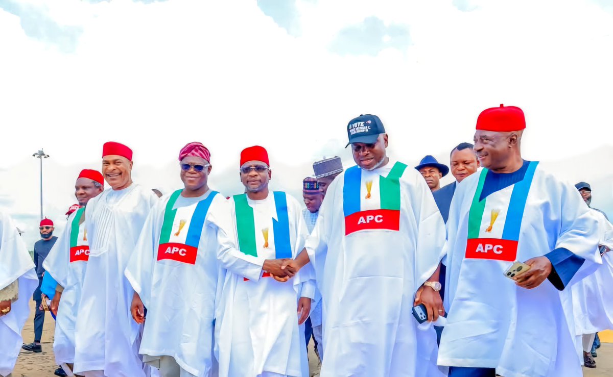 APC leaders stormed Awka for the Party’s National Campaign Rally ahead of the Anambra Governorship Election. Our candidate, Prince Dr. Nicholas Ukachukwu, and running mate, Senator Uche Ekwunife, also received royal blessings from the Obi of Onitsha, HRM Igwe Nnaemeka Achebe, CFR
