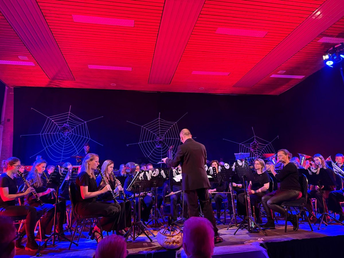 BurgmOverbetuwe's tweet image. Gisteravond tijdens het prachtige concert Danse Macabre 🎶 #Halloween 🎃👻 door Con Amore de heer Jan Janssen een Koninklijke Onderscheiding🎖️mogen uitreiken voor zijn jarenlange inzet voor #ConAmore en #Oosterhout Nogmaals van harte gefeliciteerd 🥳 namens Gemeente Overbetuwe 💐