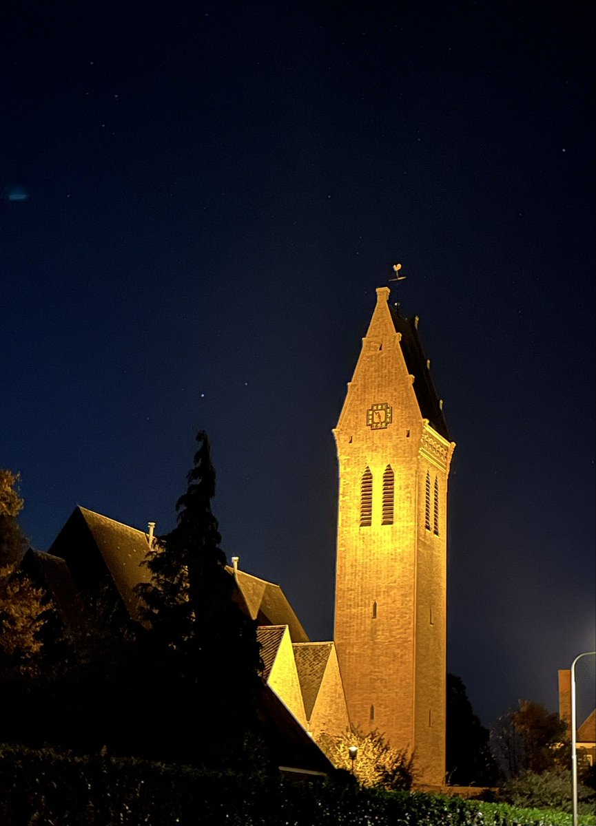BurgmOverbetuwe's tweet image. Gisteravond tijdens het prachtige concert Danse Macabre 🎶 #Halloween 🎃👻 door Con Amore de heer Jan Janssen een Koninklijke Onderscheiding🎖️mogen uitreiken voor zijn jarenlange inzet voor #ConAmore en #Oosterhout Nogmaals van harte gefeliciteerd 🥳 namens Gemeente Overbetuwe 💐