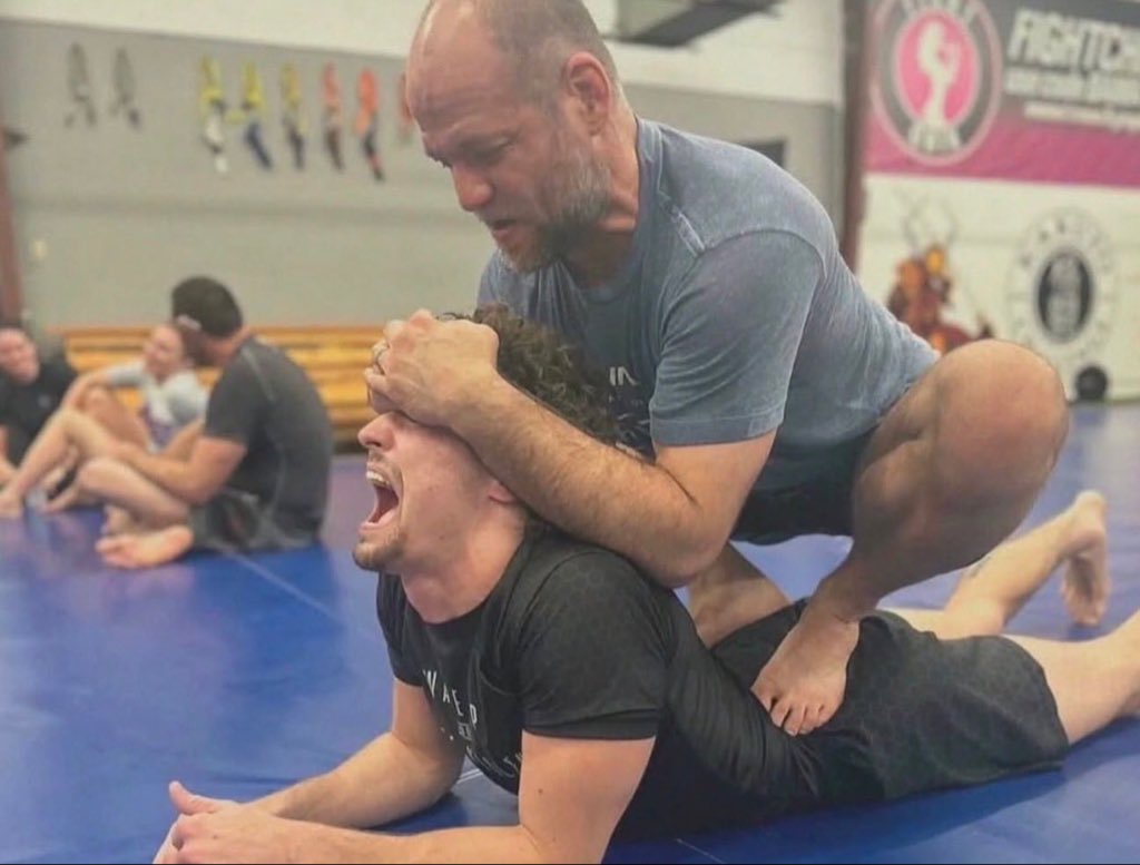 EasternerThe's tweet image. Gym instructors to:

Men.                                                         Women.